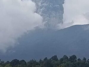 Gunung Marapi di Sumatra Barat (Sumbar) kembali mengalami erupsi pada Rabu pukul 11.22 WIB. Ini merupakan kali ketiganya Gunung Marapi