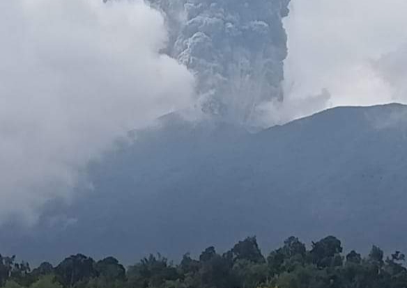 Gunung Marapi di Sumatra Barat (Sumbar) kembali mengalami erupsi pada Rabu pukul 11.22 WIB. Ini merupakan kali ketiganya Gunung Marapi