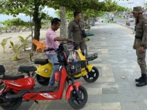 Langgar Aturan, Pol PP Tertibkan Jasa Penyewaan Mainan Anak di Pantai Padang