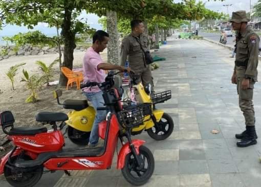 Langgar Aturan, Pol PP Tertibkan Jasa Penyewaan Mainan Anak di Pantai Padang