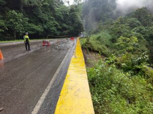 Polresta Padang Panjang menutup jalan Padang-Bukittinggi usai longsor menutup jalan di kawasan Siliang pada Kamis pagi 27 November 2025.