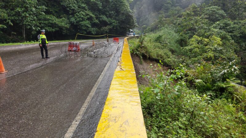 Polresta Padang Panjang menutup jalan Padang-Bukittinggi usai longsor menutup jalan di kawasan Siliang pada Kamis pagi 27 November 2025.