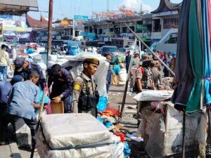Satpol PP Padang bersama Dinas Pedagangan kembali melakukan penertiban PKL yang melanggar aturan di kawasan Pasar Raya Barat,