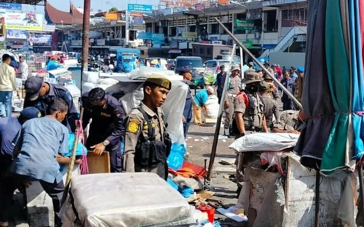 Satpol PP Padang bersama Dinas Pedagangan kembali melakukan penertiban PKL yang melanggar aturan di kawasan Pasar Raya Barat,