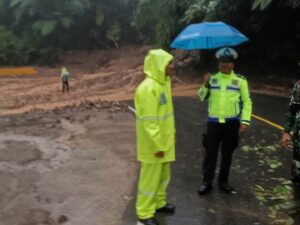 Jalan Padang - Pekanbaru Belum Bisa Dilewati akibat Longsor