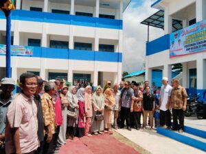 Wali Kota Padang Hendri Septa meresmikan gedung SMP 47 yang baru selesai dibangun. Gedung tersebut berlokasi di Kelurahan Piai Tanah Sirah,