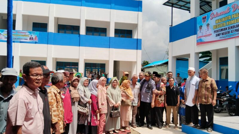 Wali Kota Padang Hendri Septa meresmikan gedung SMP 47 yang baru selesai dibangun. Gedung tersebut berlokasi di Kelurahan Piai Tanah Sirah,