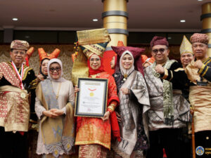 Sebanyak 17.319 civitas akademika Universitas Negeri Padang mengikuti kegiatan UNP Basongket ini yang digelar di Depan Auditorium UNP, Kamis