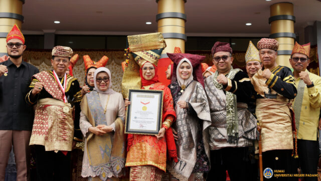 Sebanyak 17.319 civitas akademika Universitas Negeri Padang mengikuti kegiatan UNP Basongket ini yang digelar di Depan Auditorium UNP, Kamis