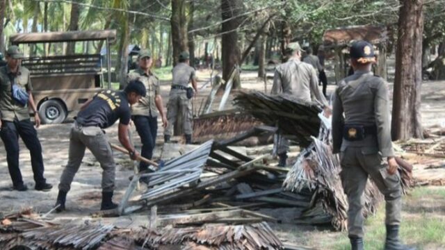 Puluhan pondok yang diduga dijadikan tempat maksiat di kawasan Pasir Jambak, Kelurahan Pasia Nan Tigo, Kecamatan Koto Tangah, dibongkar oleh