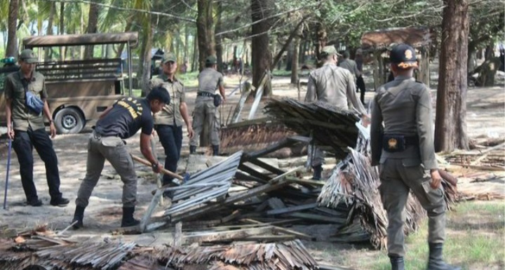 Puluhan pondok yang diduga dijadikan tempat maksiat di kawasan Pasir Jambak, Kelurahan Pasia Nan Tigo, Kecamatan Koto Tangah, dibongkar oleh