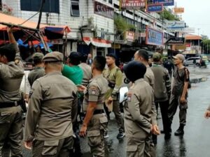 Satpol PP Kota Padang melakukan penertiban terhadap PKL)yang tidak sesuai ketentuan yang berlaku di kawasan Pasar Raya Barat hingga Permindo