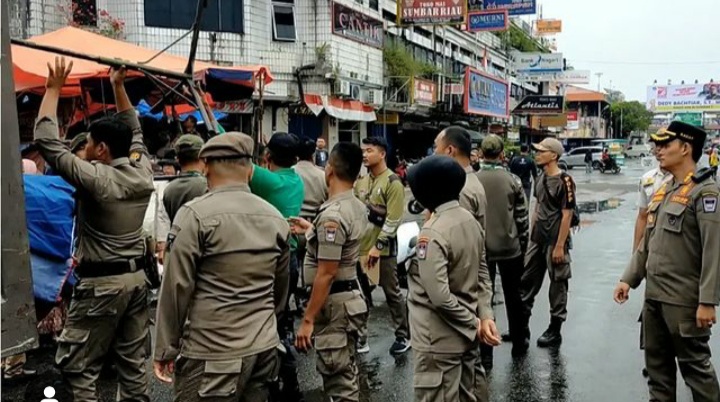 Satpol PP Kota Padang melakukan penertiban terhadap PKL)yang tidak sesuai ketentuan yang berlaku di kawasan Pasar Raya Barat hingga Permindo