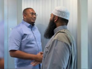 Anggota DPR RI asal Sumbar H Andre Rosiade menyambut kedatangan Ustaz Syafiq Riza Hasan Basalamah atau Syafiq Basalamah, Kamis (7/12/2023)