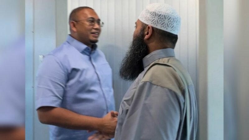 Anggota DPR RI asal Sumbar H Andre Rosiade menyambut kedatangan Ustaz Syafiq Riza Hasan Basalamah atau Syafiq Basalamah, Kamis (7/12/2023)