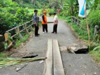 Jembatan Surau Belo yang berada di Korong Tanjuang Mutuih, Nagari Koto Dalam Barat, Kabupaten Padang Pariaman, rusak berat.