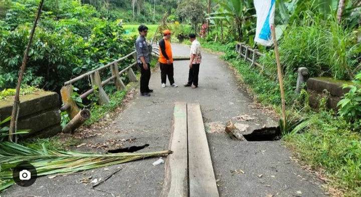 Jembatan Surau Belo yang berada di Korong Tanjuang Mutuih, Nagari Koto Dalam Barat, Kabupaten Padang Pariaman, rusak berat.