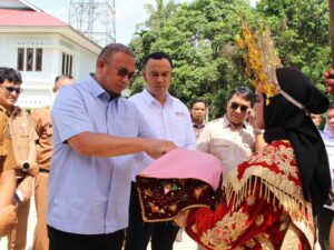 Anggota DPR RI asal Sumbar Andre Rosiade dan Bupati Sijunjung Benny Dwifa Yuswir meresmikan penggunaan Pasar Nagari Pematang Panjang,