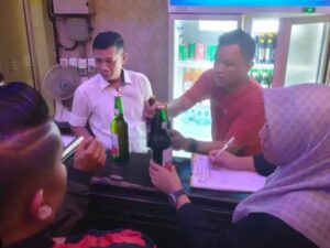 Puluhan botol minuman beralkohol (minol) yang belum memiliki izin diamankan dari sejumlah kafe karaoke di Kota Padang pada pada Jumat (15/12/23) dini hari.