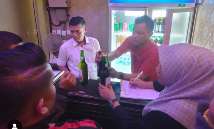 Puluhan botol minuman beralkohol (minol) yang belum memiliki izin diamankan dari sejumlah kafe karaoke di Kota Padang pada pada Jumat (15/12/23) dini hari.