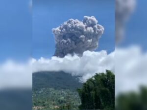 Pusat Vulkanologi dan Mitigasi Bencana Geologi (PVMBG) menaikkan status Gunung Marapi di Sumatra Barat (Sumbar) ddari Level II (Waspada)