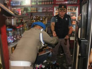 Puluhan botol minuman beralkohol (minol) yang tidak memiliki izin edar kembali disita Satpol PP pada Jumat malam (22/12/2023). Minol tersebut