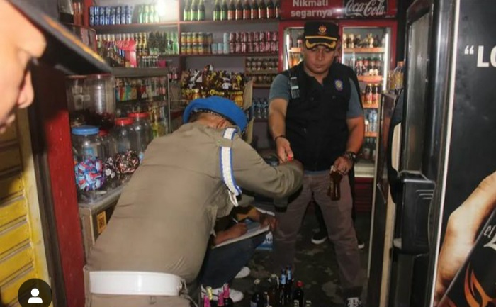 Puluhan botol minuman beralkohol (minol) yang tidak memiliki izin edar kembali disita Satpol PP pada Jumat malam (22/12/2023). Minol tersebut