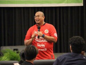 Penasihat Tim Semen Padang Football Club, Andre Rosiade mengungkapkan bahwa manajemen sangat berkomitmen agar klub sepakbola Sumbar itu bisa