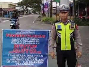 Jalan Payakumbuh menuju Pekanbaru menuju Pangkalan ditutup pada Selasa Penutupan ini dilakukan karena ada bencana longsor dan banjir.