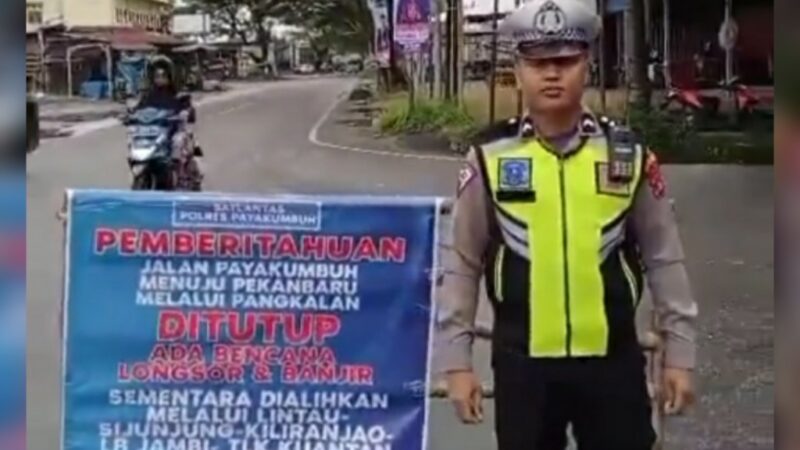 Jalan Payakumbuh menuju Pekanbaru menuju Pangkalan ditutup pada Selasa Penutupan ini dilakukan karena ada bencana longsor dan banjir.