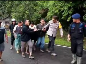 apolres Limapuluh Kota, AKBP Ricardo Condrat mengatakan, bahwa berdasarkan pengamatan, kurang lebih ada 30 titik longsor di sepanjang ruas jalan Sumbar-Riau