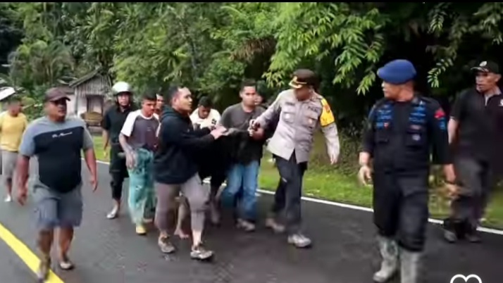 apolres Limapuluh Kota, AKBP Ricardo Condrat mengatakan, bahwa berdasarkan pengamatan, kurang lebih ada 30 titik longsor di sepanjang ruas jalan Sumbar-Riau