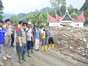 Sebanyak lebih kurang 30 kepala keluarga (KK) mengungsi ke Kantor Wali Nagari Bayua akibat banjir bandang yang melanda Jorong Sungai Rangeh, Nagari Bayua,