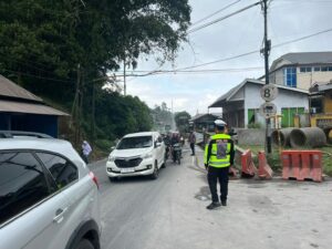 Satuan Lalu lintas (Satlantas) Polres Padang Panjang melakukan penutupan jalur alternatif Padang-Bukittinggi yang melewati Batu Palano bagi kendaran roda empat.
