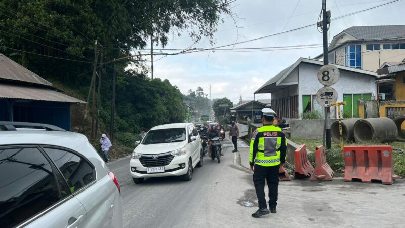 Satuan Lalu lintas (Satlantas) Polres Padang Panjang melakukan penutupan jalur alternatif Padang-Bukittinggi yang melewati Batu Palano bagi kendaran roda empat.