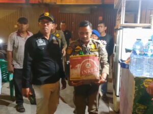 Tim gabungan mengamankan puluhan botol minuman beralkohol (minol) di sejumlah lokasi di Kota Padang pada Senin (18/12/2023) malam.