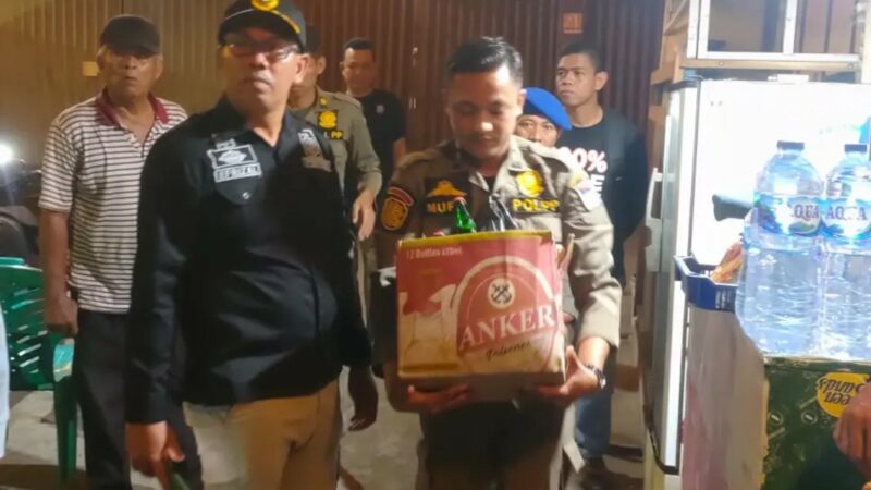 Tim gabungan mengamankan puluhan botol minuman beralkohol (minol) di sejumlah lokasi di Kota Padang pada Senin (18/12/2023) malam.