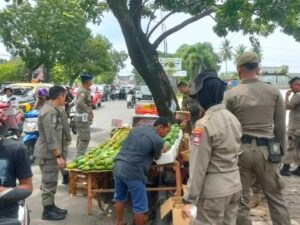 Satpol PP Padang melakukan penertiban terhadap pedagang kaki lima (PKL) yang berjualan di trotoar dan badan jalan pada Senin (4/11/2023).