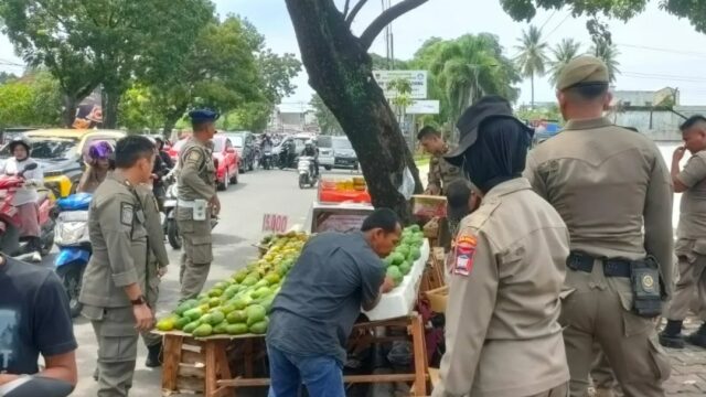 Satpol PP Padang melakukan penertiban terhadap pedagang kaki lima (PKL) yang berjualan di trotoar dan badan jalan pada Senin (4/11/2023).
