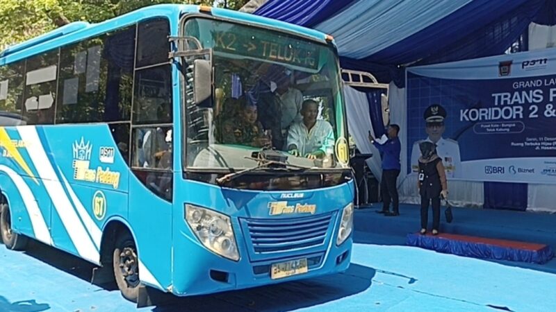 Wali Kota Padang resmi melaunching trayek baru Bus Trans Padang koridor 2 dan 3 di kawasan RTH Imam Bonjol, Senin (11/12/2023).