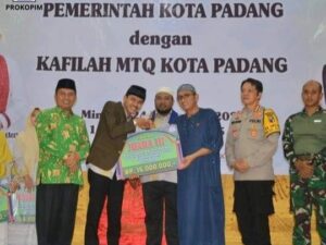 Wako Padang Beri Reward Kafilah Berprestasi di MTQN Sumbar ke 40