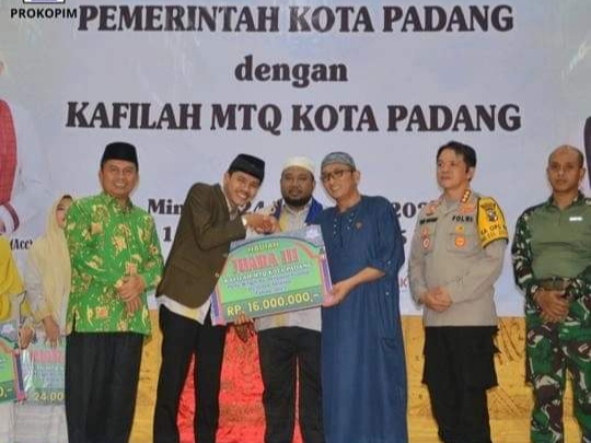 Wako Padang Beri Reward Kafilah Berprestasi di MTQN Sumbar ke 40