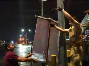 Satpol PP Padang Gencarkan Penertiban Spanduk dan Poster Ilegal