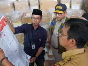Pastikan Pemilu Lancar, Sekda Kota Padang Tinjau Proses Pelipatan Surat Suara