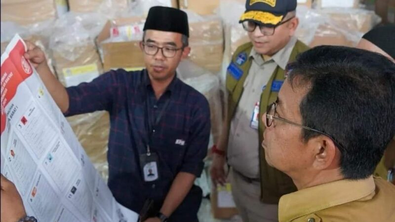 Pastikan Pemilu Lancar, Sekda Kota Padang Tinjau Proses Pelipatan Surat Suara