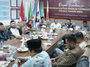 Sebanyak lebih kurang 400 orang masuk Daftar Pemilih Tambahan (DPTb) Pemilu 2024 di Kota Padang Panjang. KPU pun kemudian menggelar Rapat