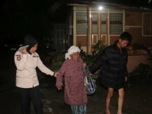 Terlantar, Satpol PP Padang Antar Wanita Lansia Bertemu Keluarga