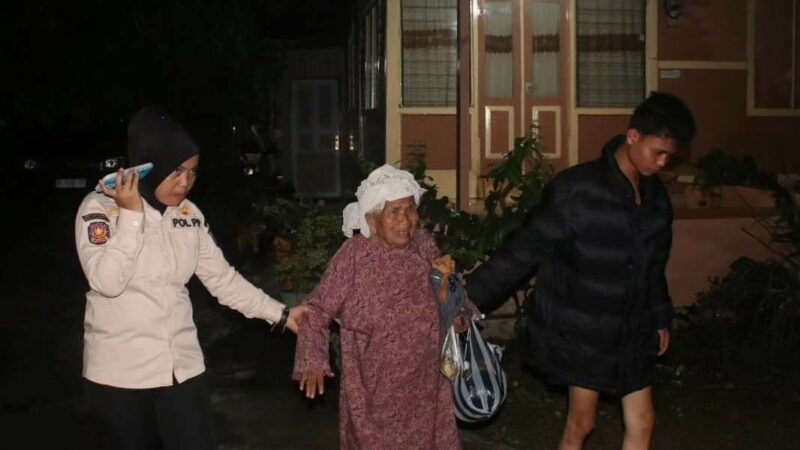 Terlantar, Satpol PP Padang Antar Wanita Lansia Bertemu Keluarga