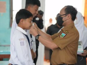 Atasi Dampak Abu Erupsi Marapi, Pemko Padang Panjang Bagikan Masker ke Sejumlah Sekolah