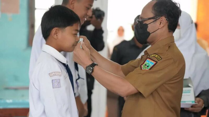 Atasi Dampak Abu Erupsi Marapi, Pemko Padang Panjang Bagikan Masker ke Sejumlah Sekolah